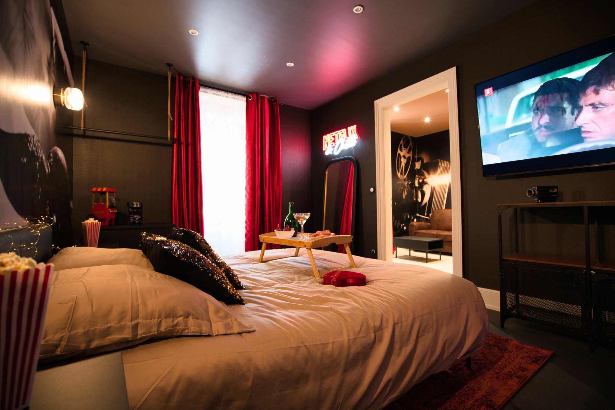 Cinéma — Chambre avec rideaux rouges et télévision