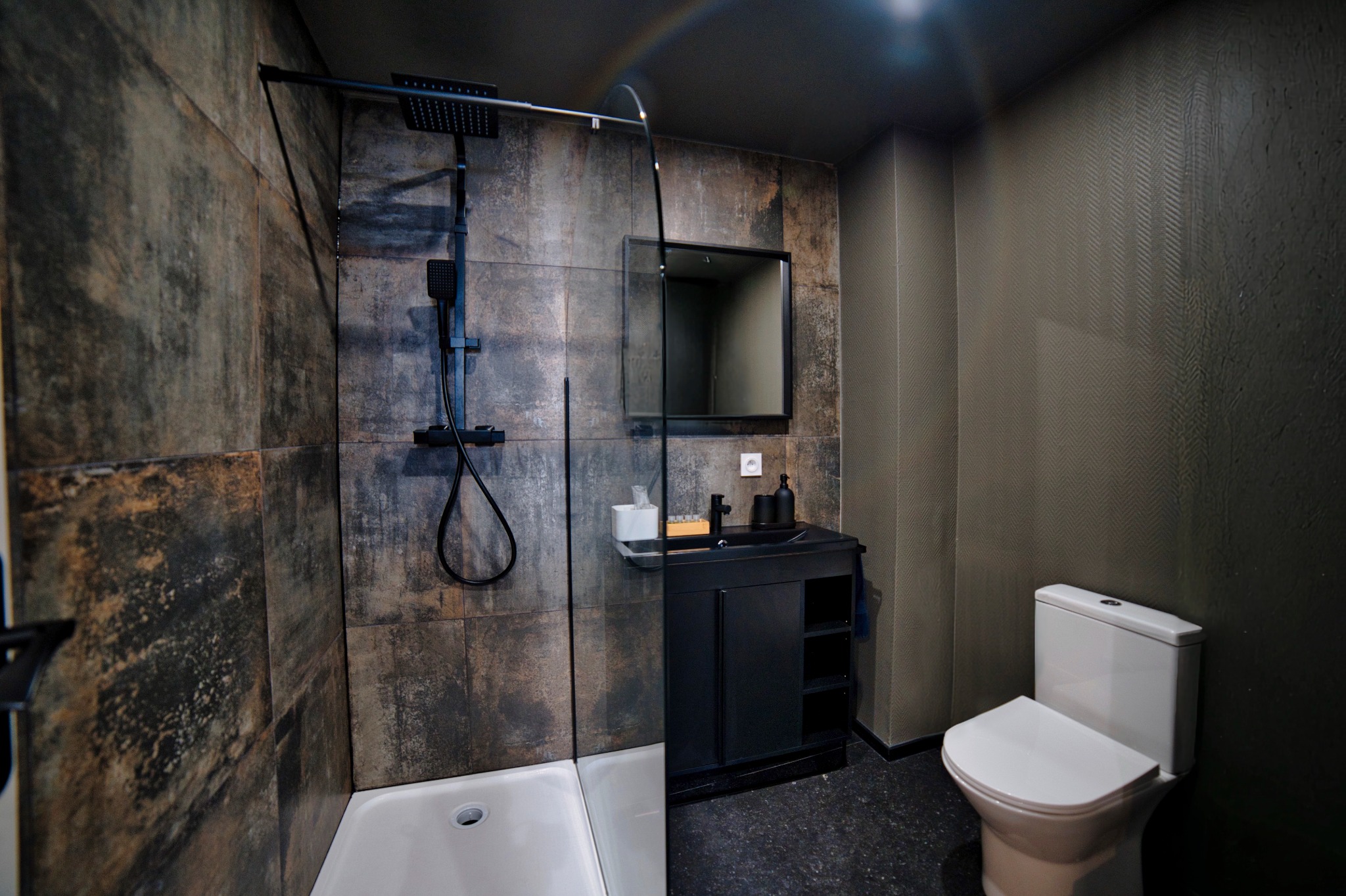 Dark Floral — Salle d’eau avec douche et vasque noire