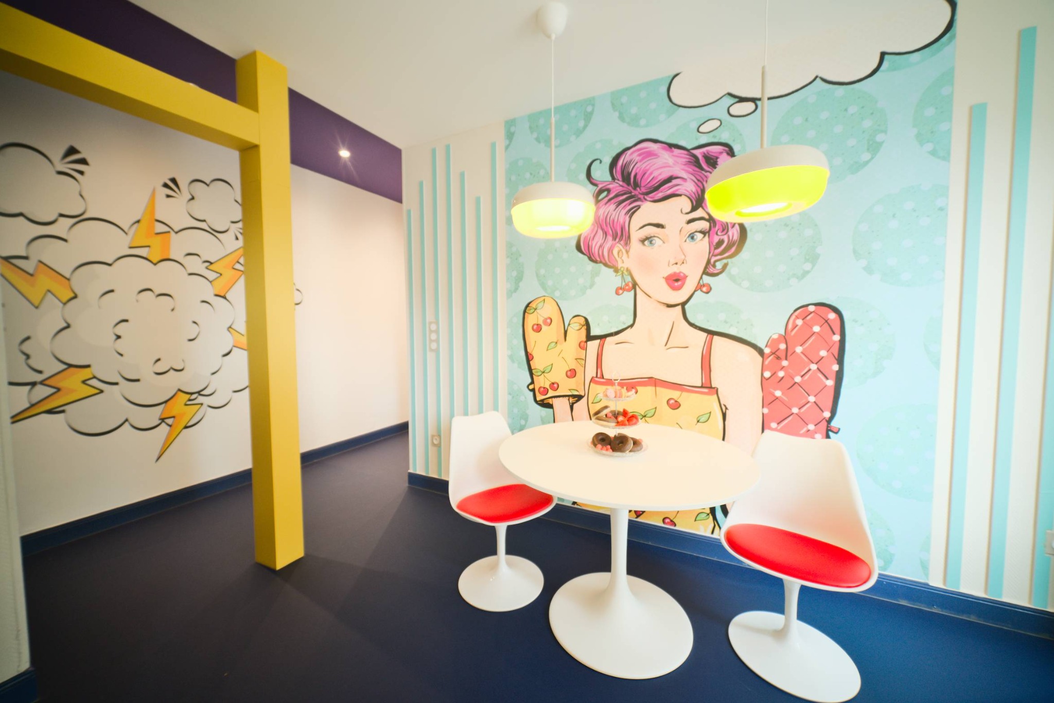 Pop Art — Coin repas et fresque colorée